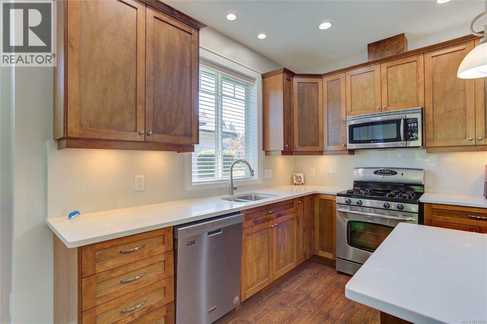 #6 3110 Cook St - 10