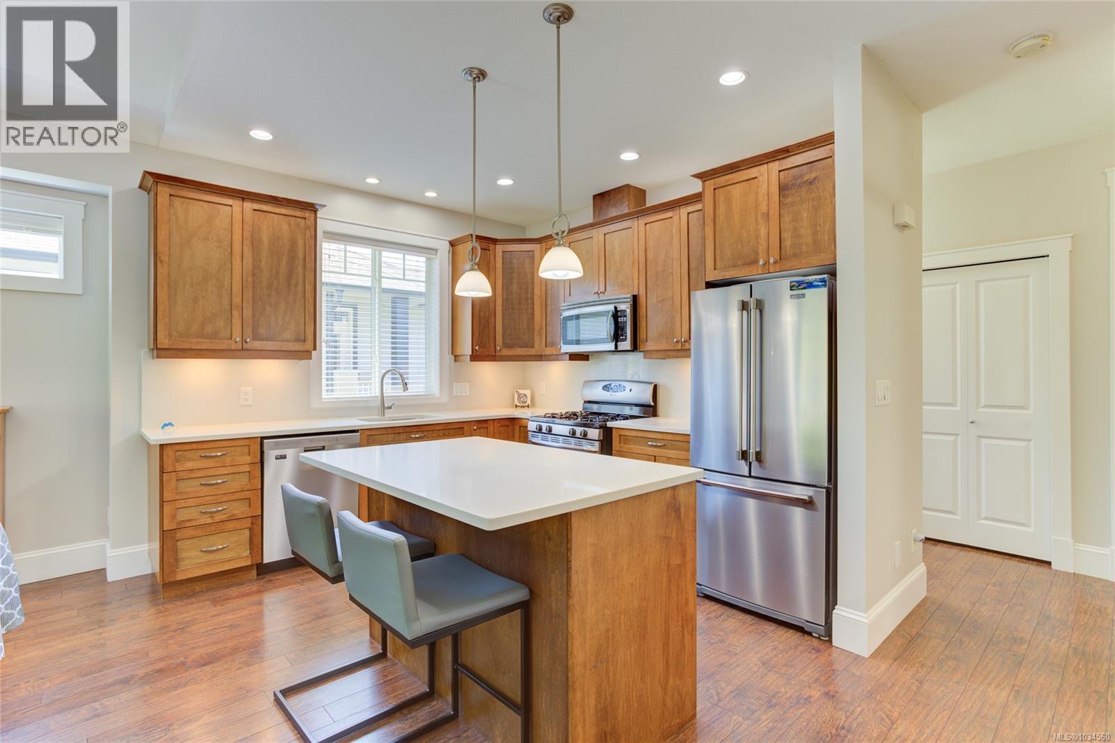 #6 3110 Cook St - 9