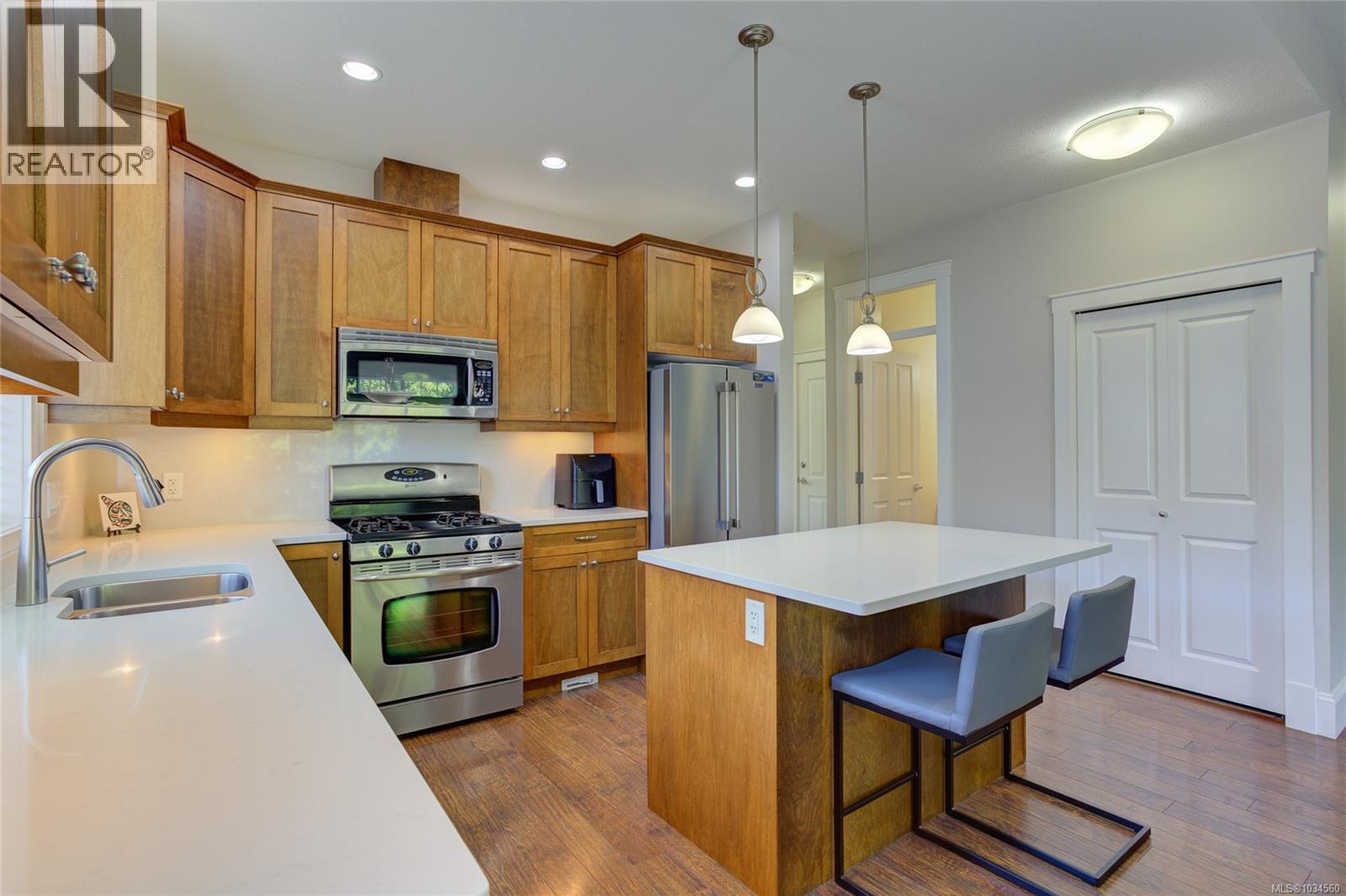 #6 3110 Cook St - 8