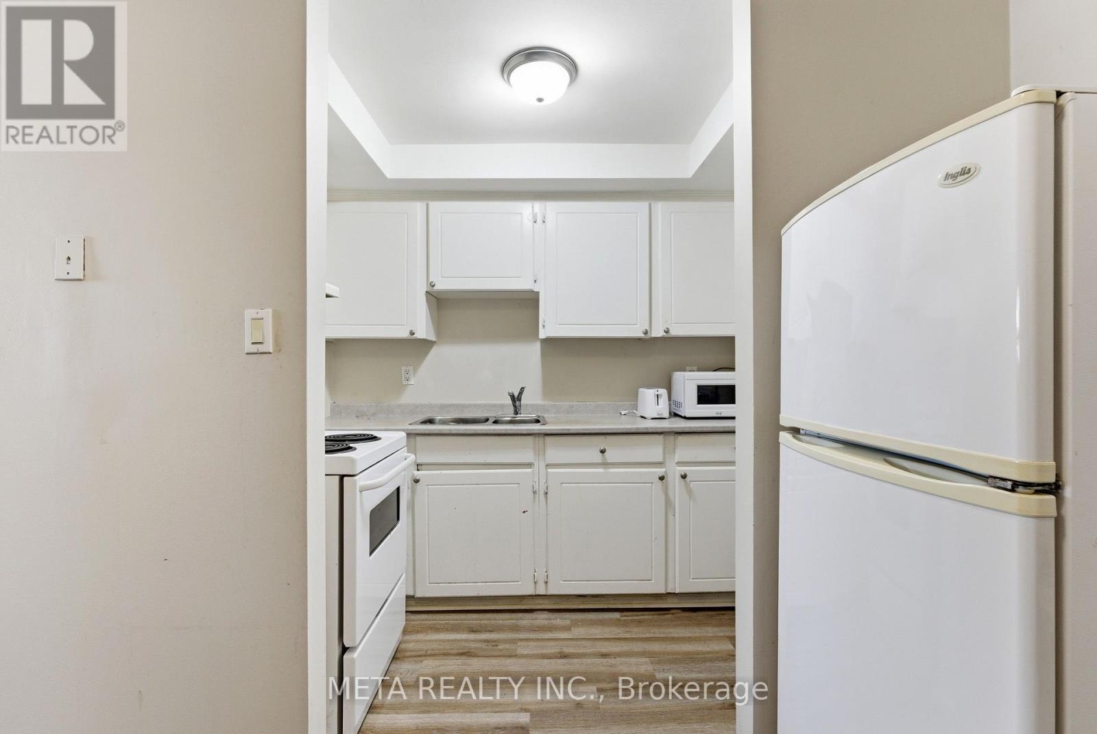 #103 25 COLLEGE STREET E - 3