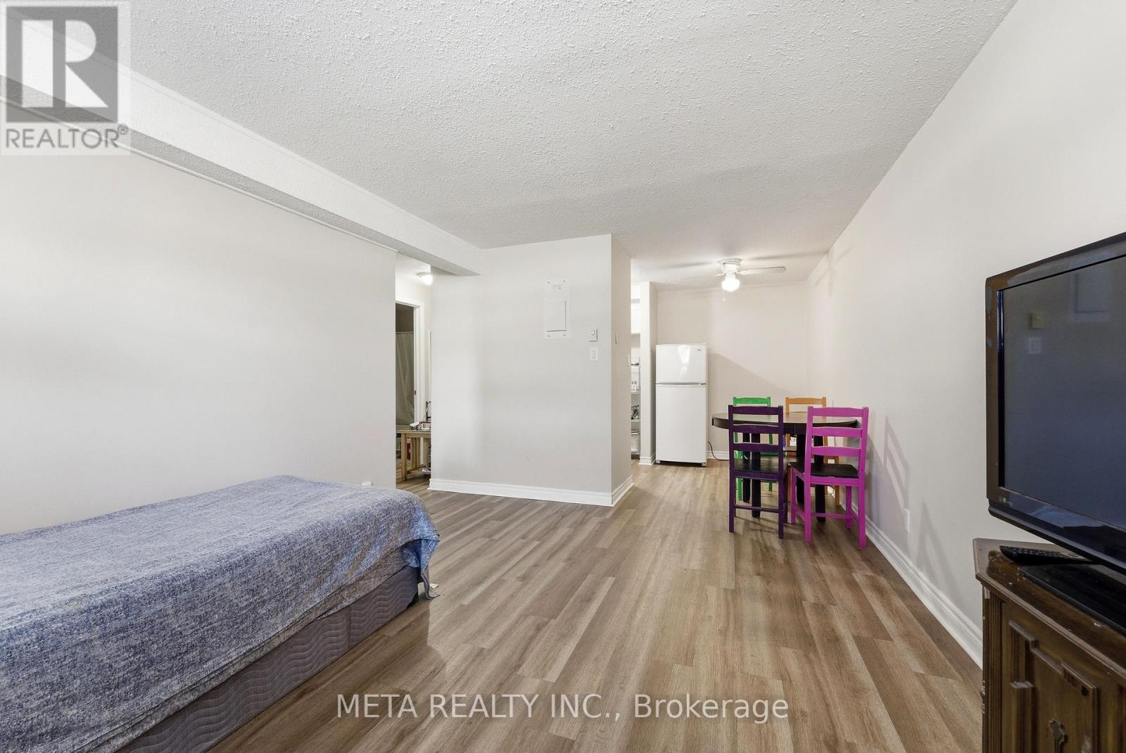 #103 25 COLLEGE STREET E - 7