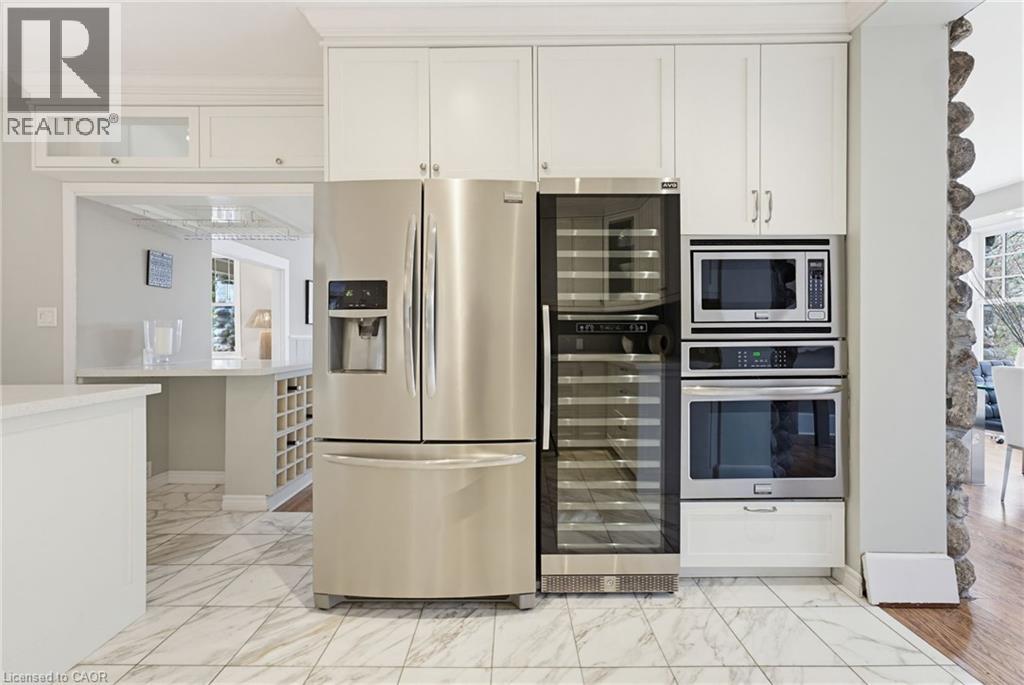 3083 LAKESHORE Road - 10