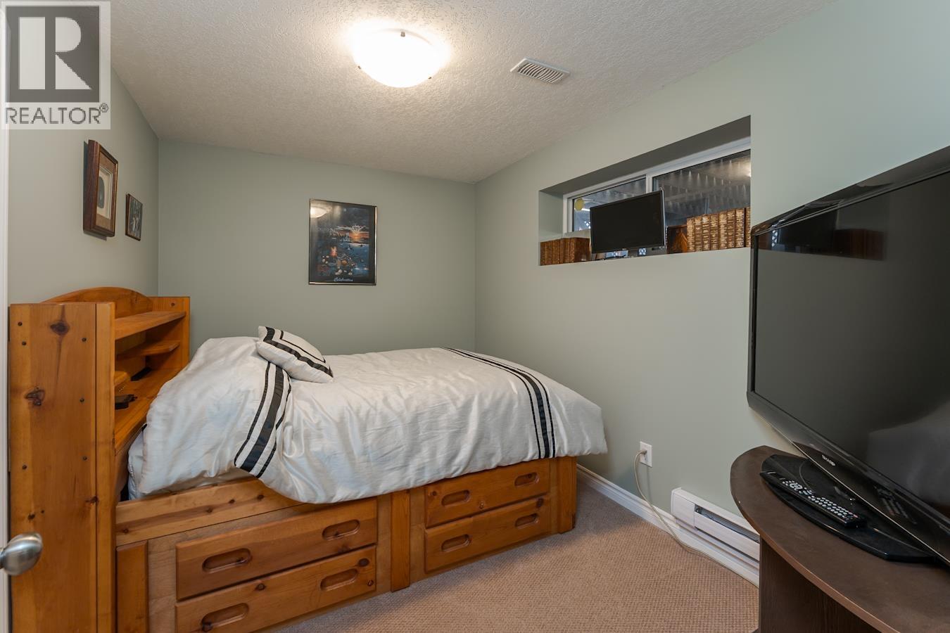 3022 CHRISTOPHER CRESCENT - 34