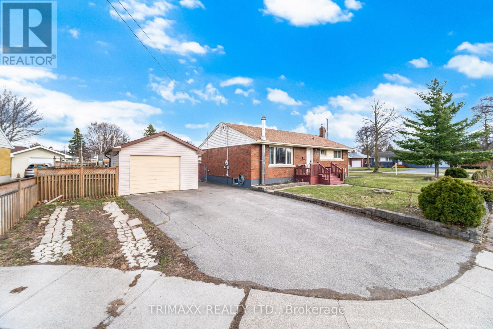 3316 MCLAREN CRESCENT - 3