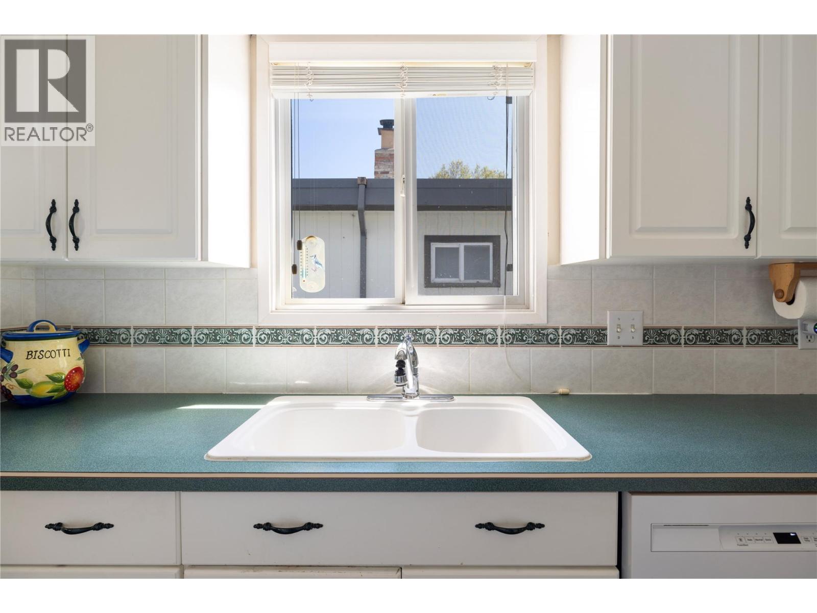 661 Bay Avenue - 9