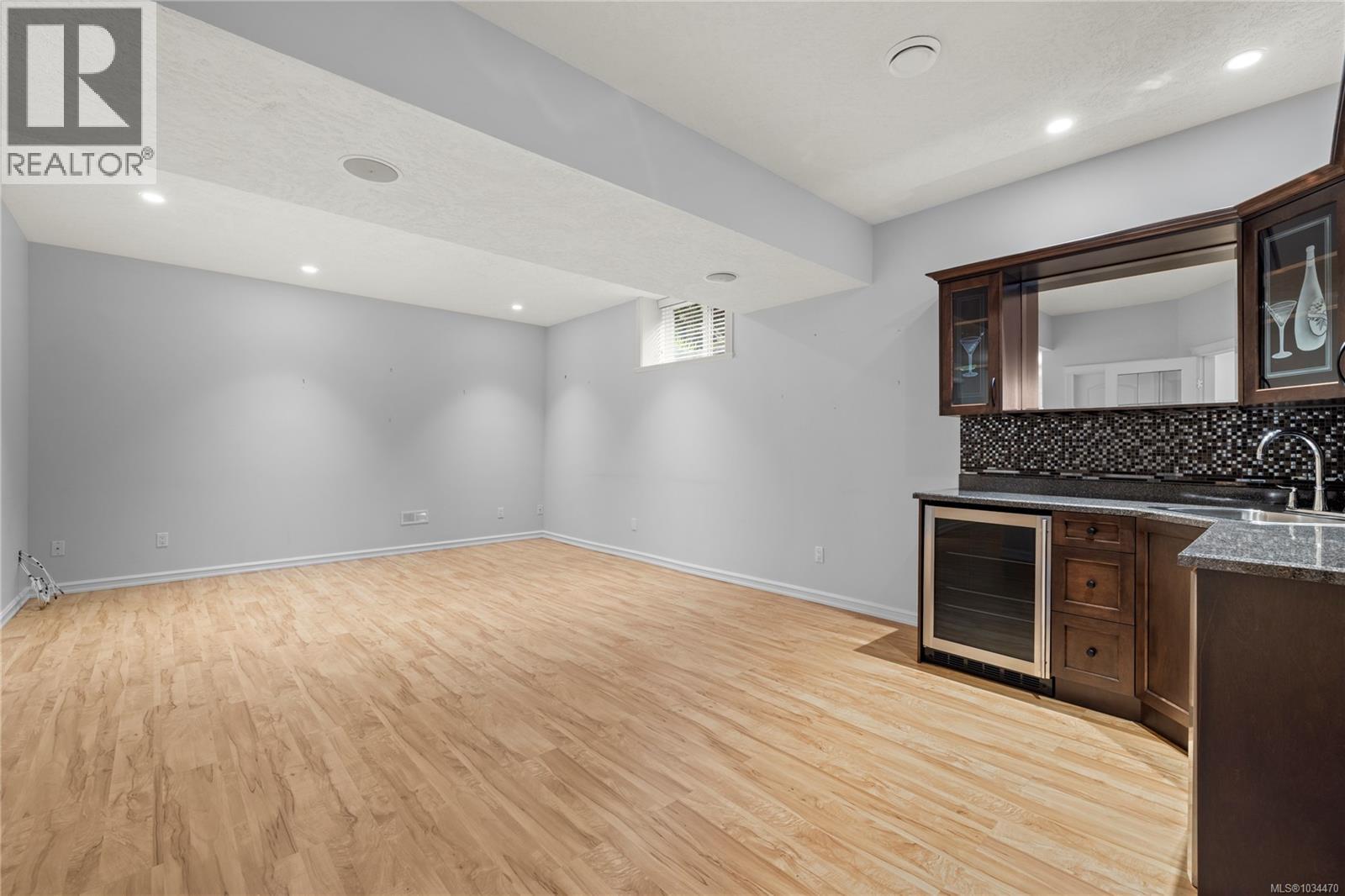 10077 Island View Close - 24