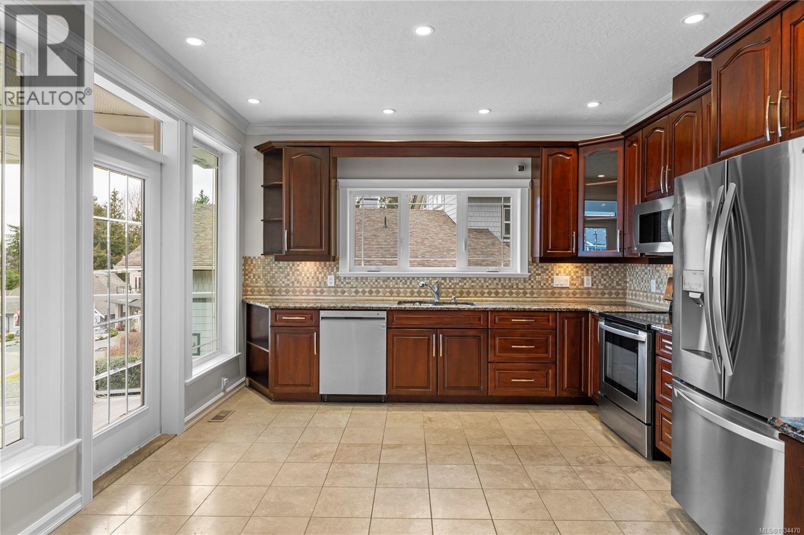 10077 Island View Close - 3