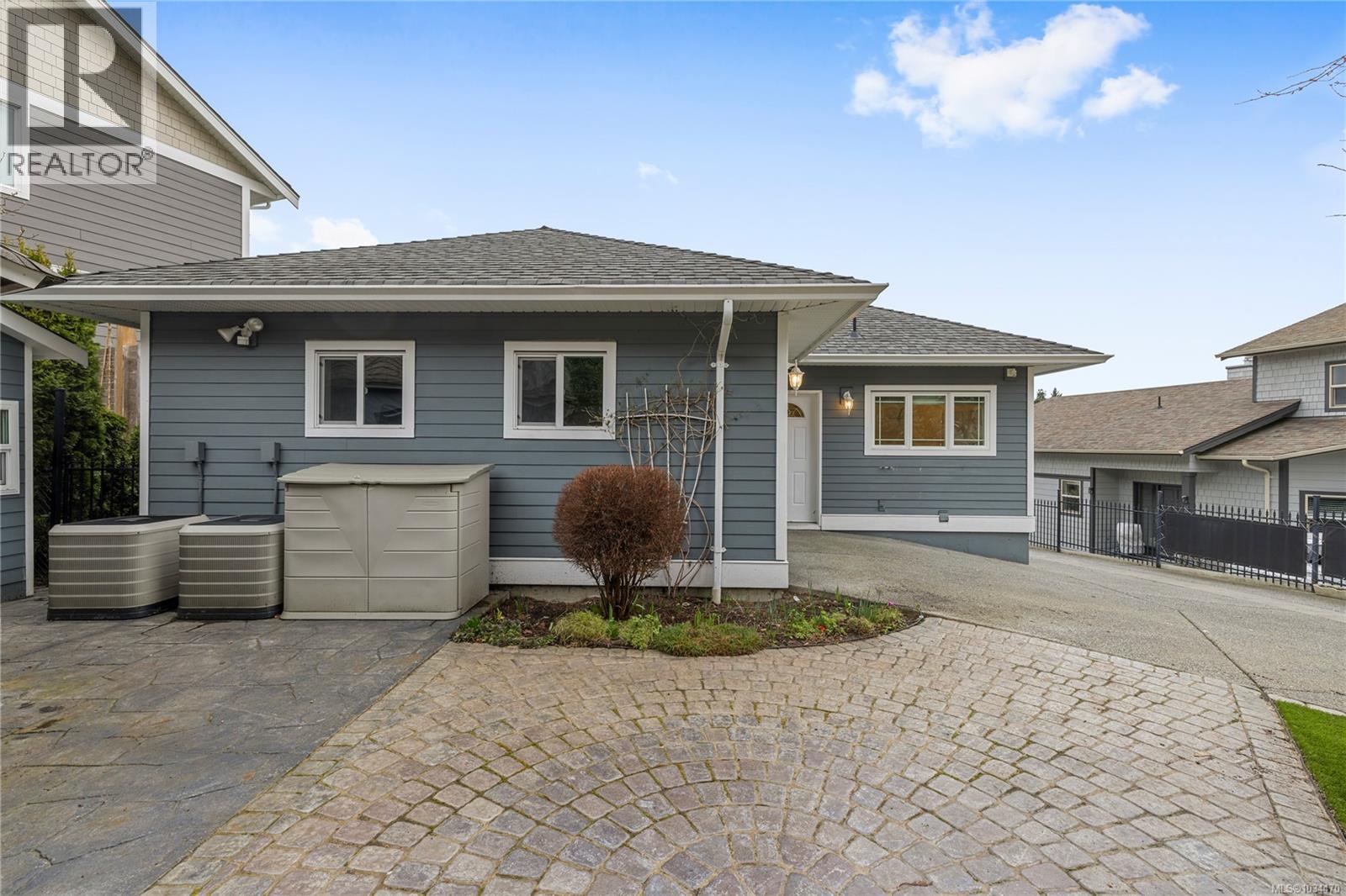 10077 Island View Close - 37