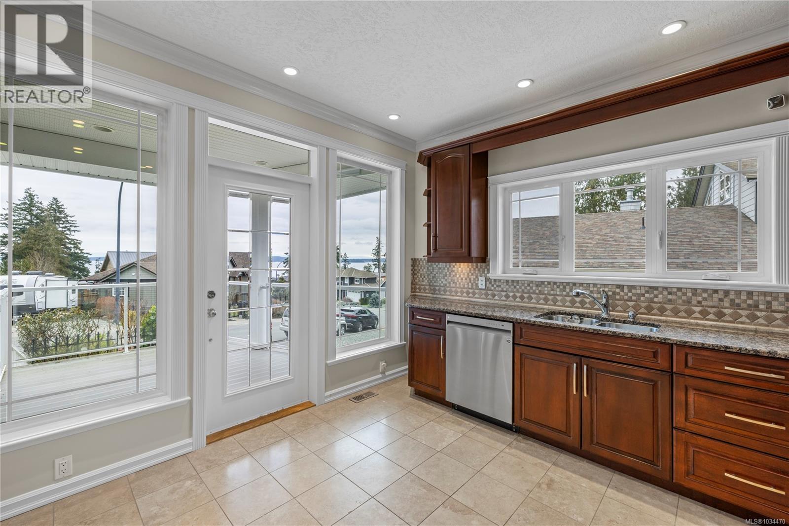 10077 Island View Close - 4