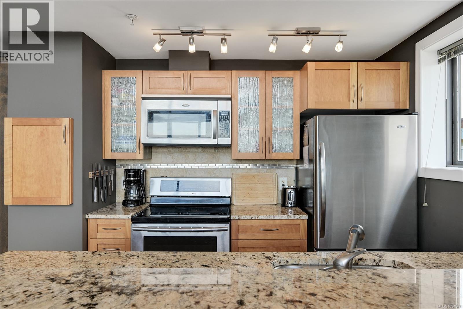 #401 555 Chatham St - 21