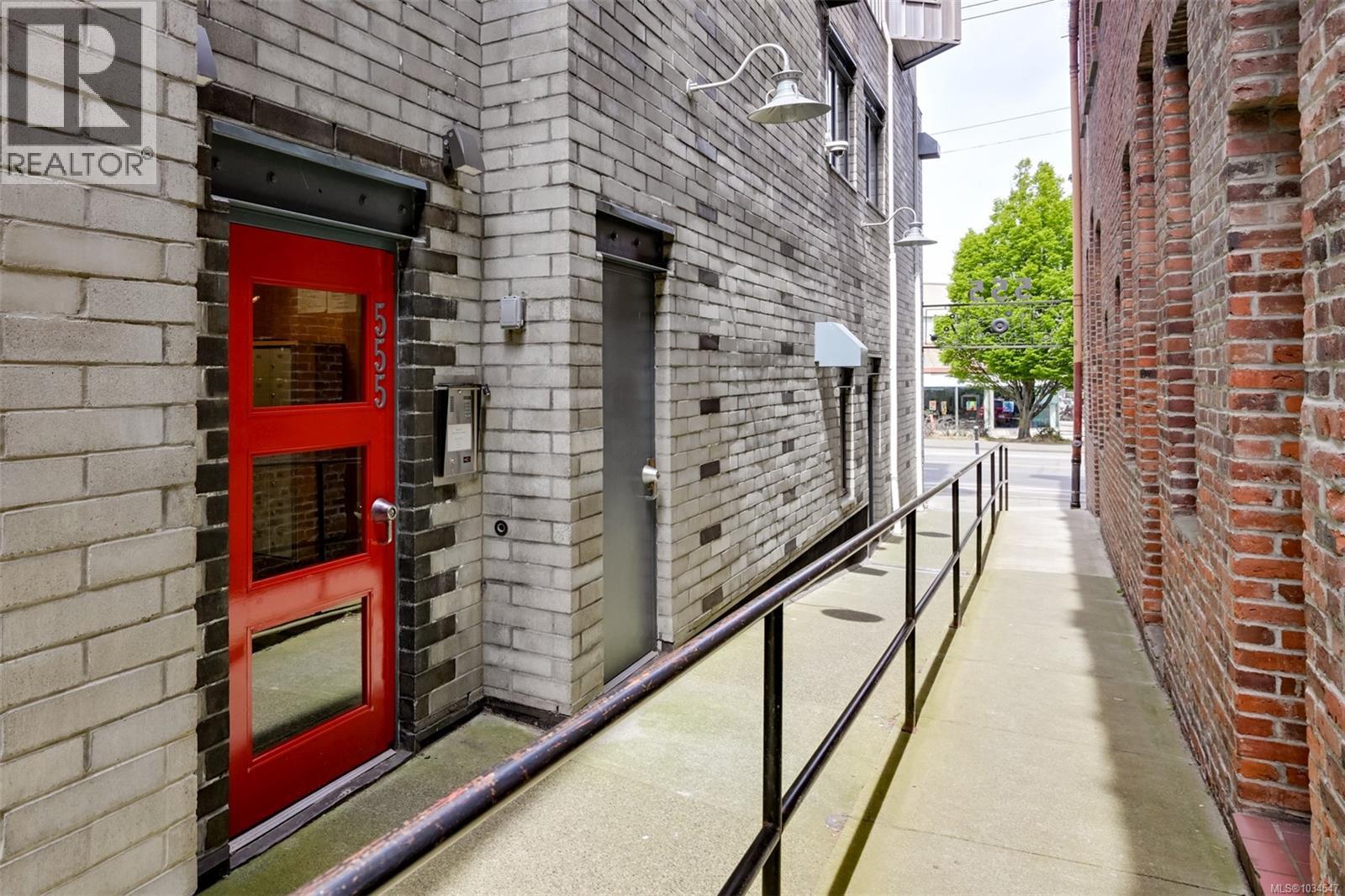 #401 555 Chatham St - 3