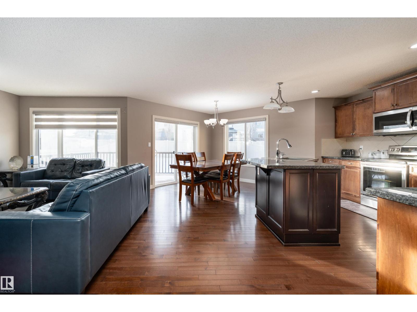 6811 19 AV SW, Edmonton
