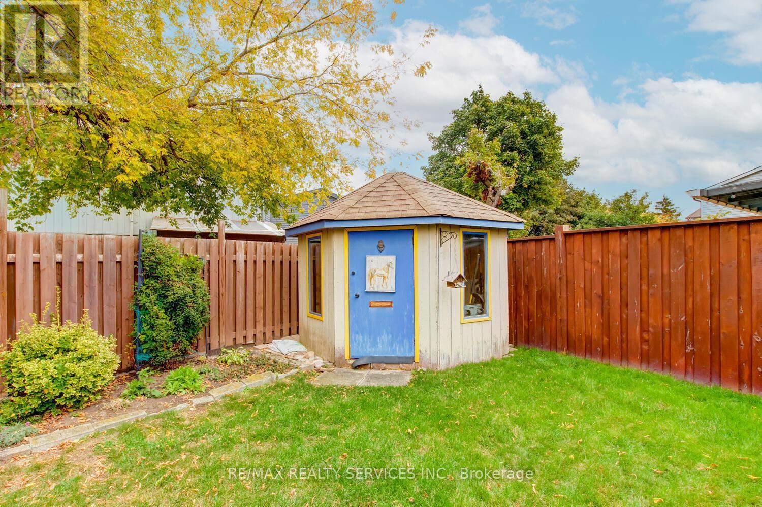 7 HAMLET COURT - 35