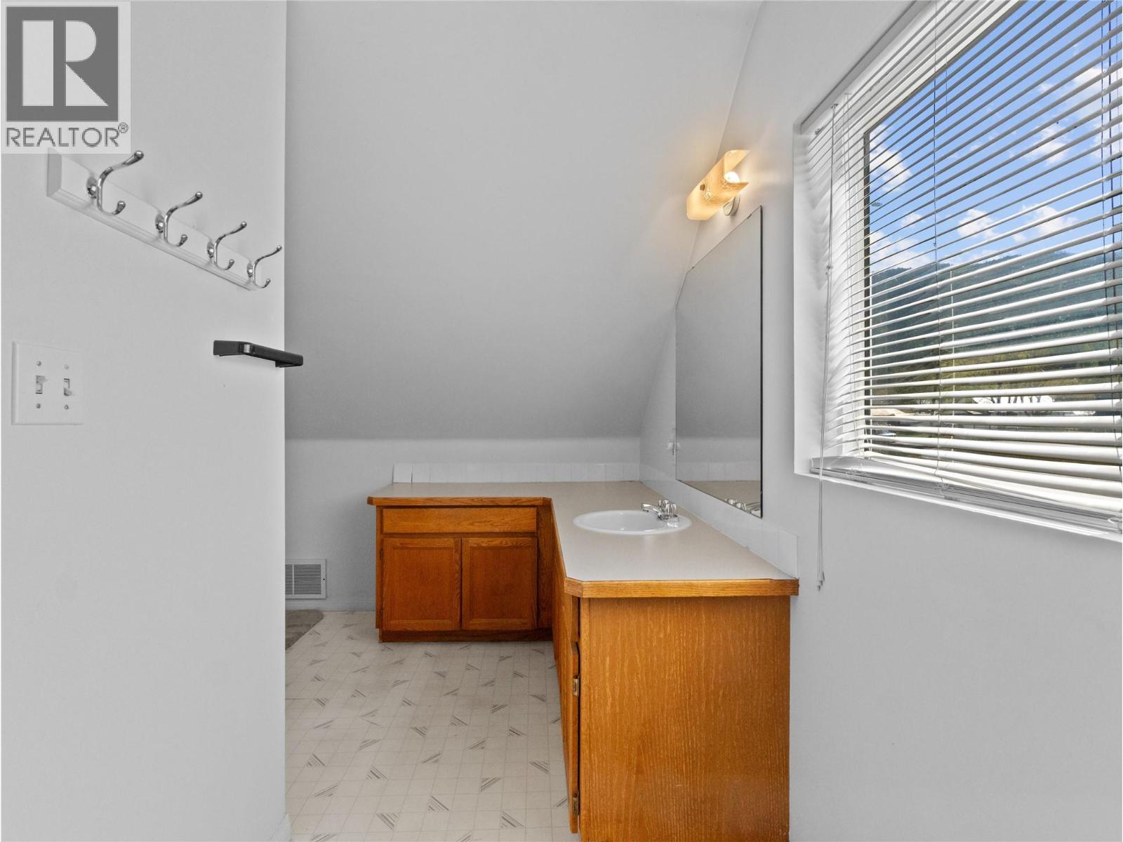  5041 75 Avenue Northeast, Salmon Arm