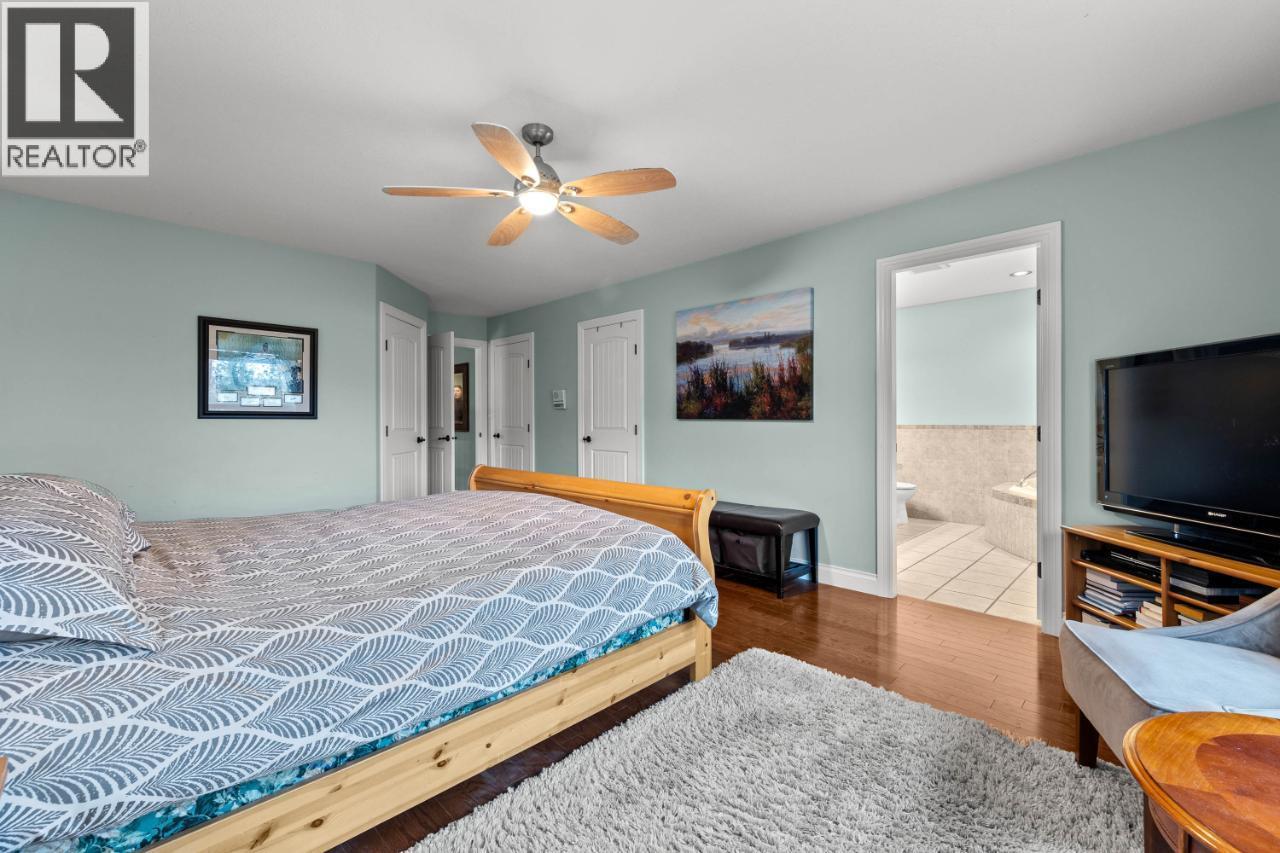 1491 Pine Crescent - 13
