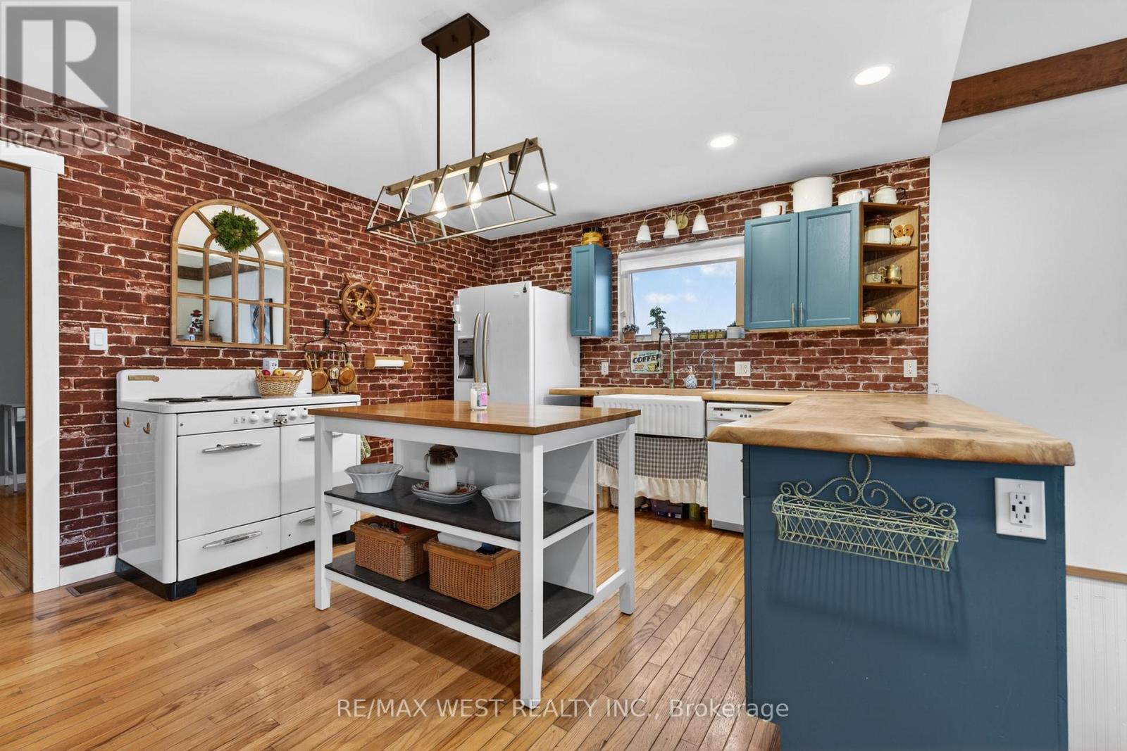 5571 PERTH ROAD CRESCENT - Image 3