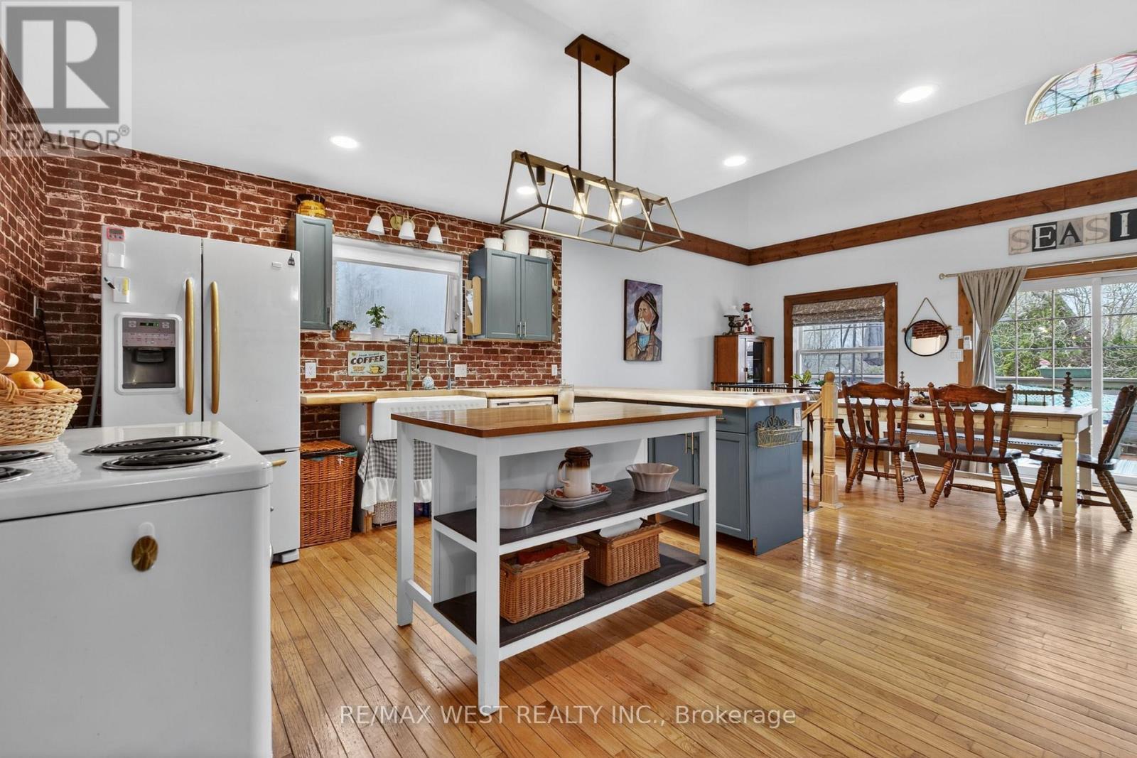5571 PERTH ROAD CRESCENT - 4