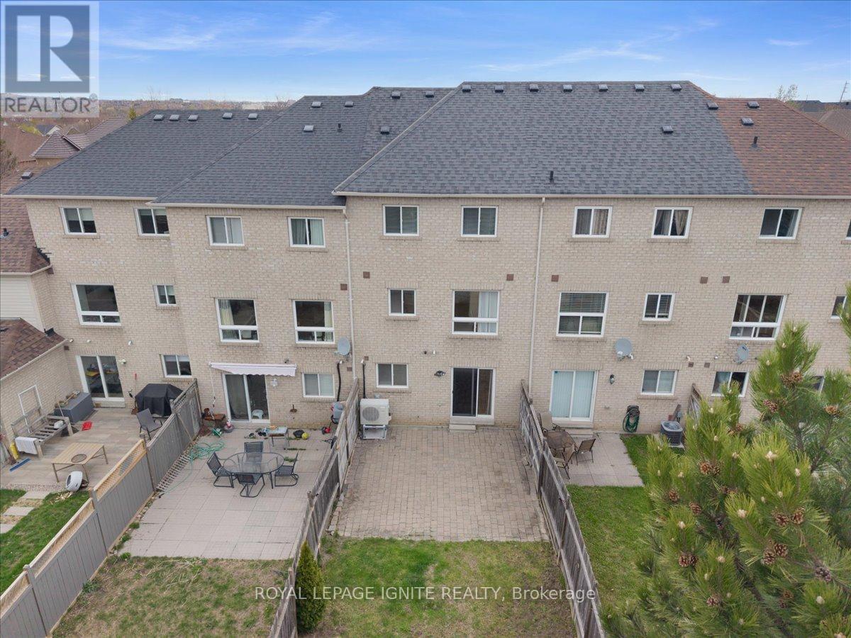 61 BAYWELL CRESCENT - 32