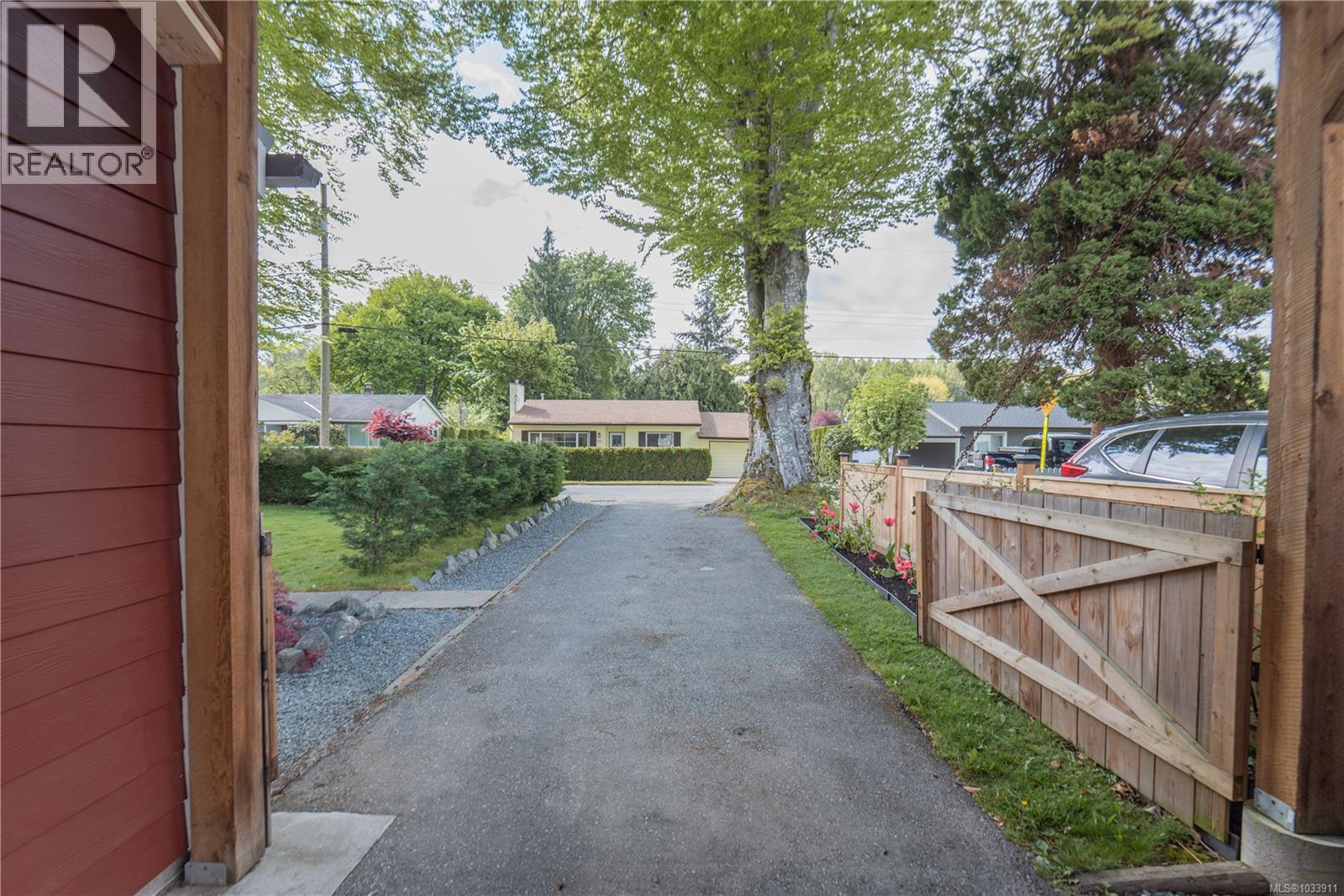 921 Wharncliffe Rd - 52