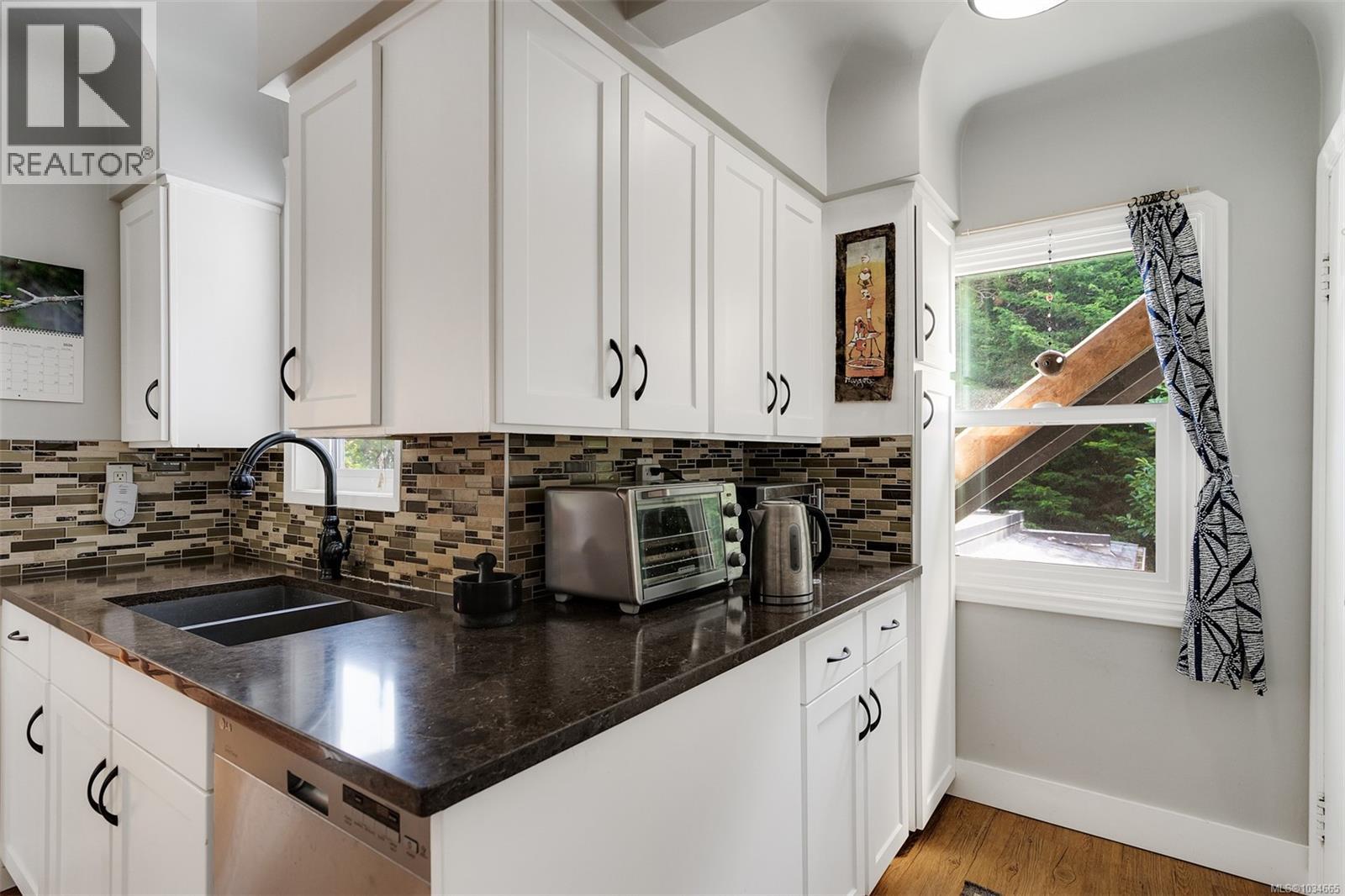 4035 Saanich Rd - 13