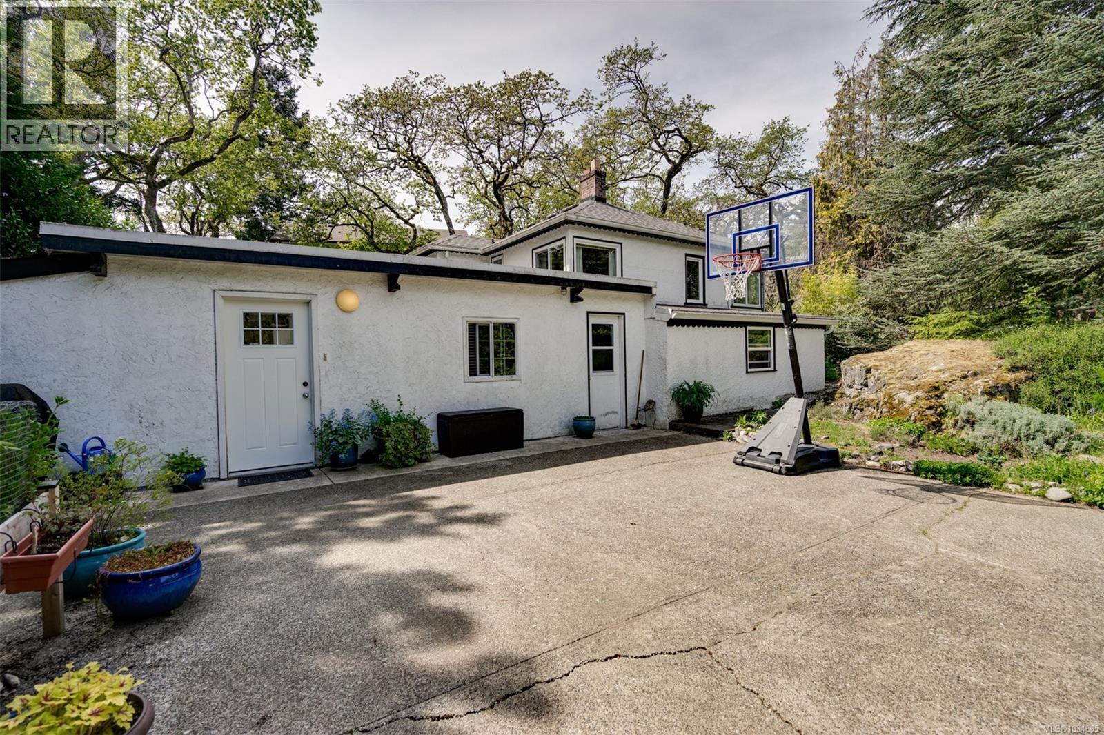 4035 Saanich Rd - 39