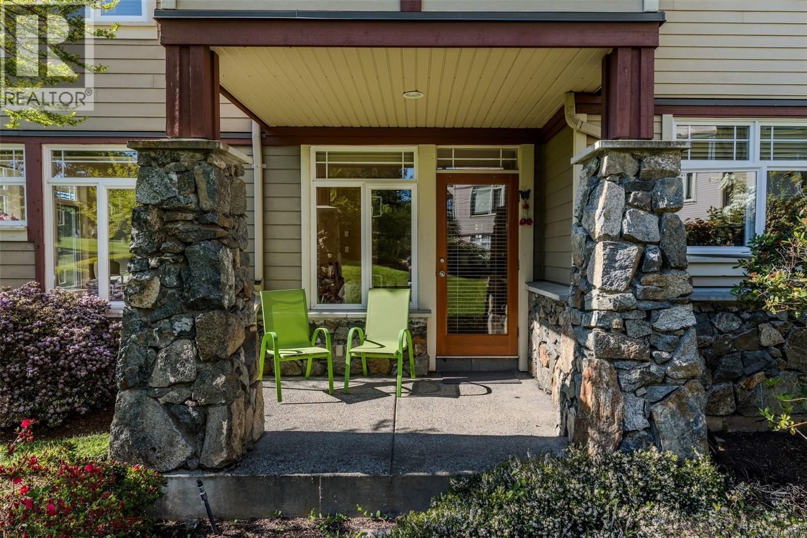 #102E 1115 CRAIGFLOWER Rd - 11