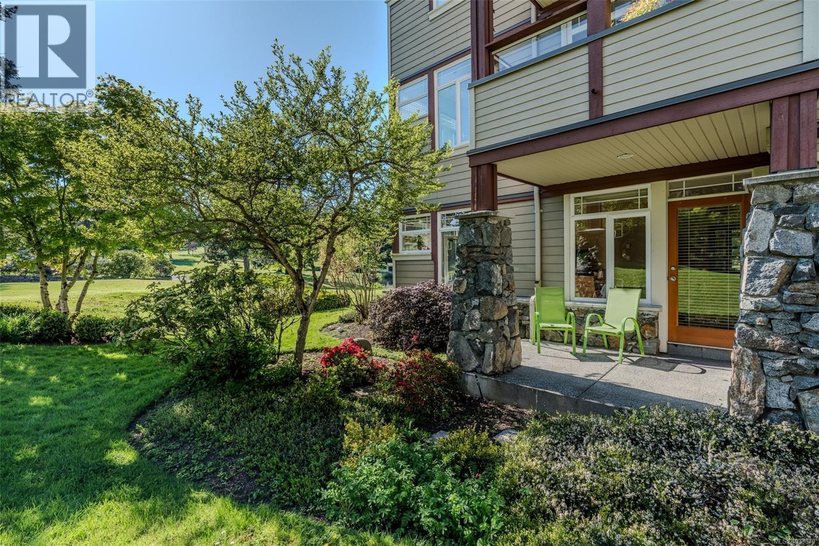 #102E 1115 CRAIGFLOWER Rd - 12