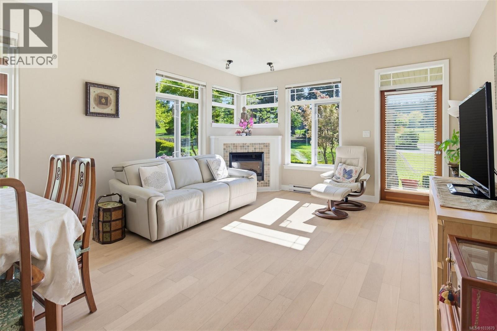 #102E 1115 CRAIGFLOWER Rd - 14