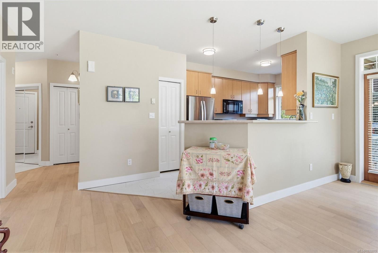#102E 1115 CRAIGFLOWER Rd - 16