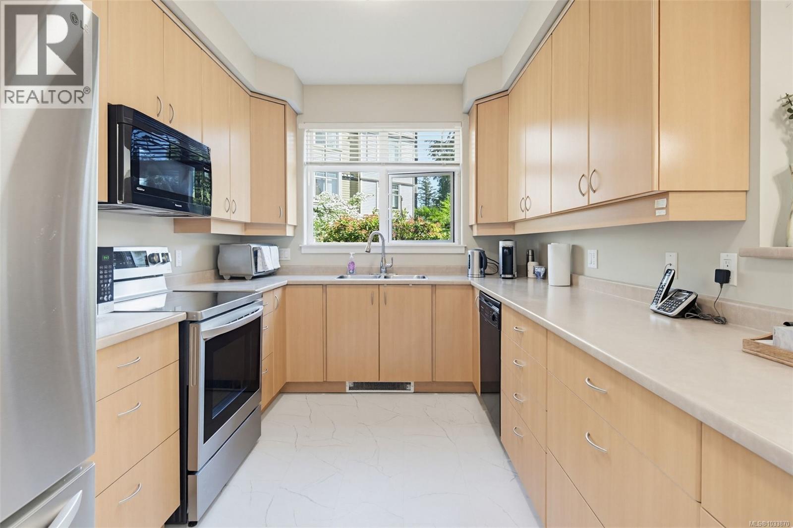 #102E 1115 CRAIGFLOWER Rd - 17