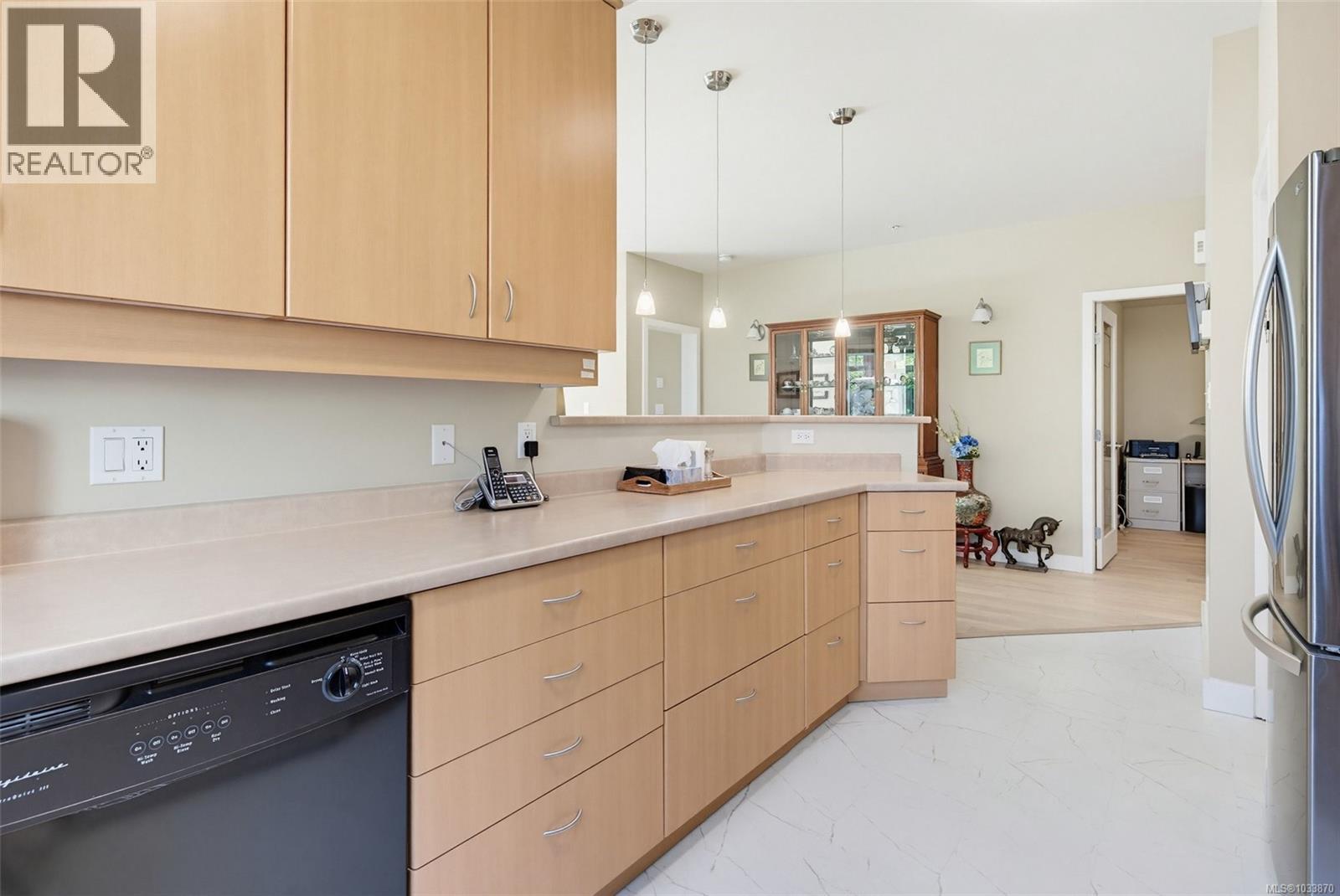 #102E 1115 CRAIGFLOWER Rd - 18
