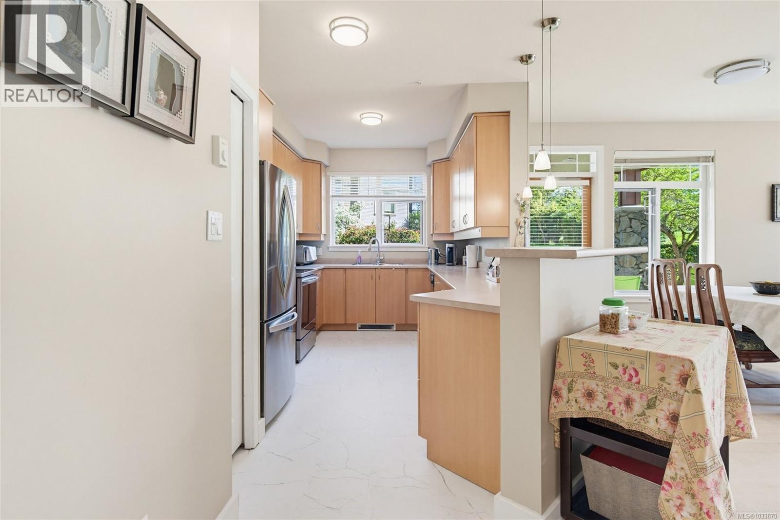 #102E 1115 CRAIGFLOWER Rd - 20