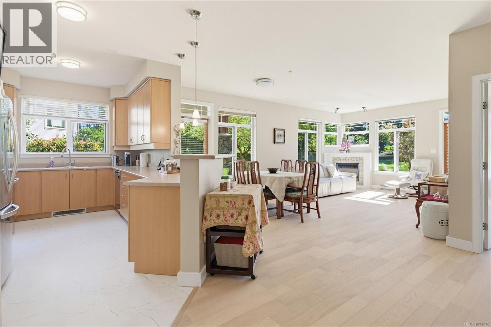 #102E 1115 CRAIGFLOWER Rd - 21