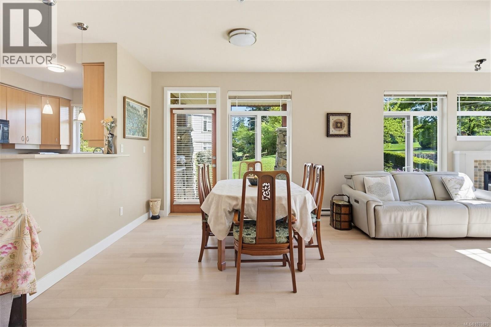 #102E 1115 CRAIGFLOWER Rd - 28