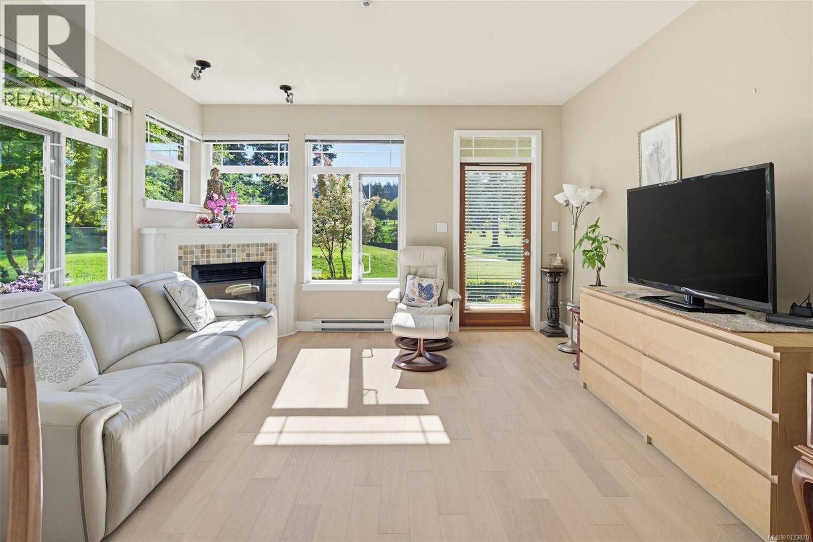 #102E 1115 CRAIGFLOWER Rd - 30