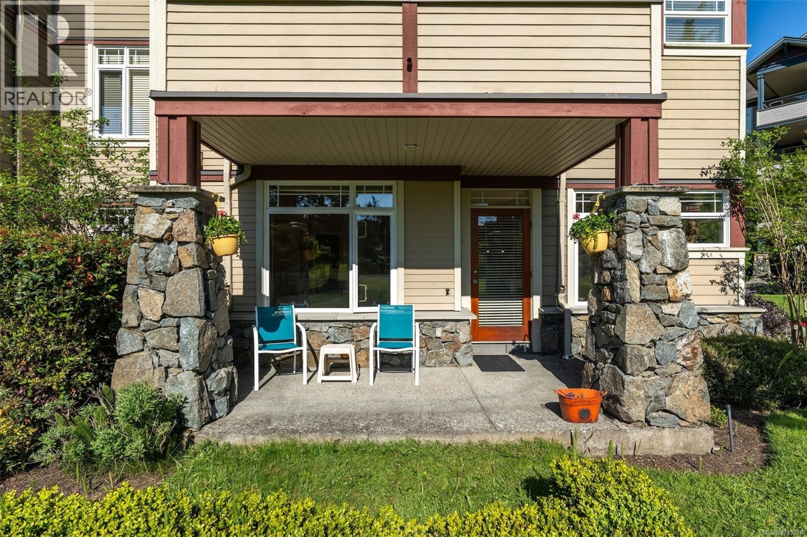 #102E 1115 CRAIGFLOWER Rd - 33