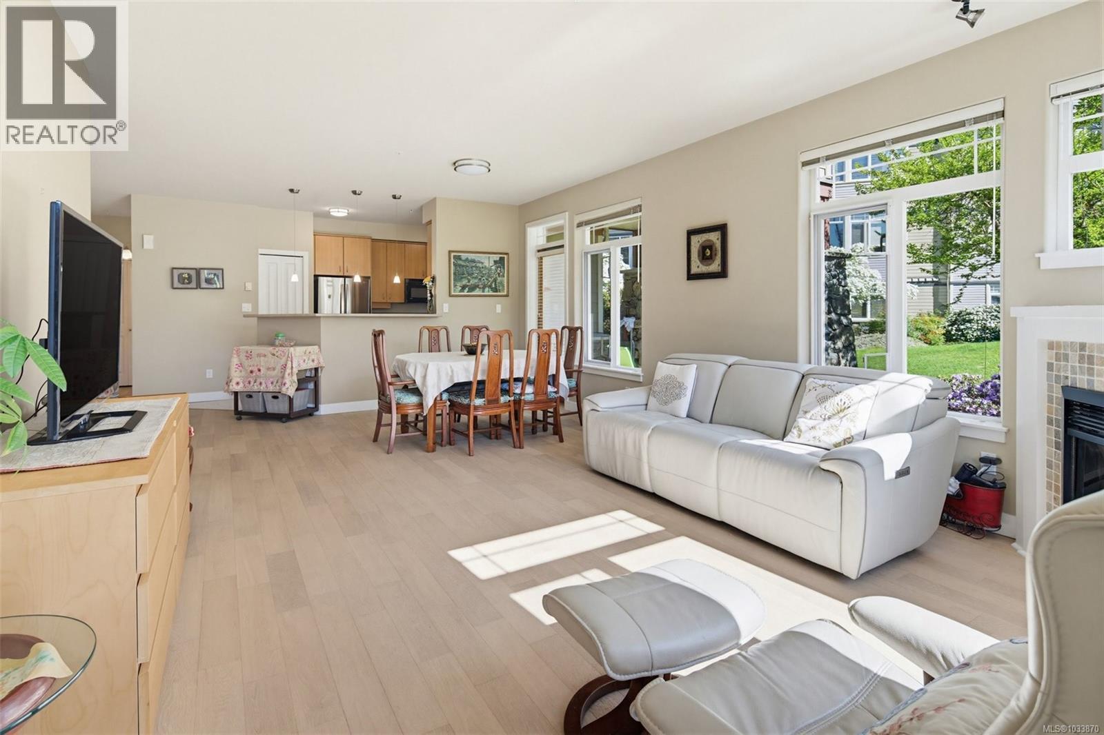 #102E 1115 CRAIGFLOWER Rd - 35