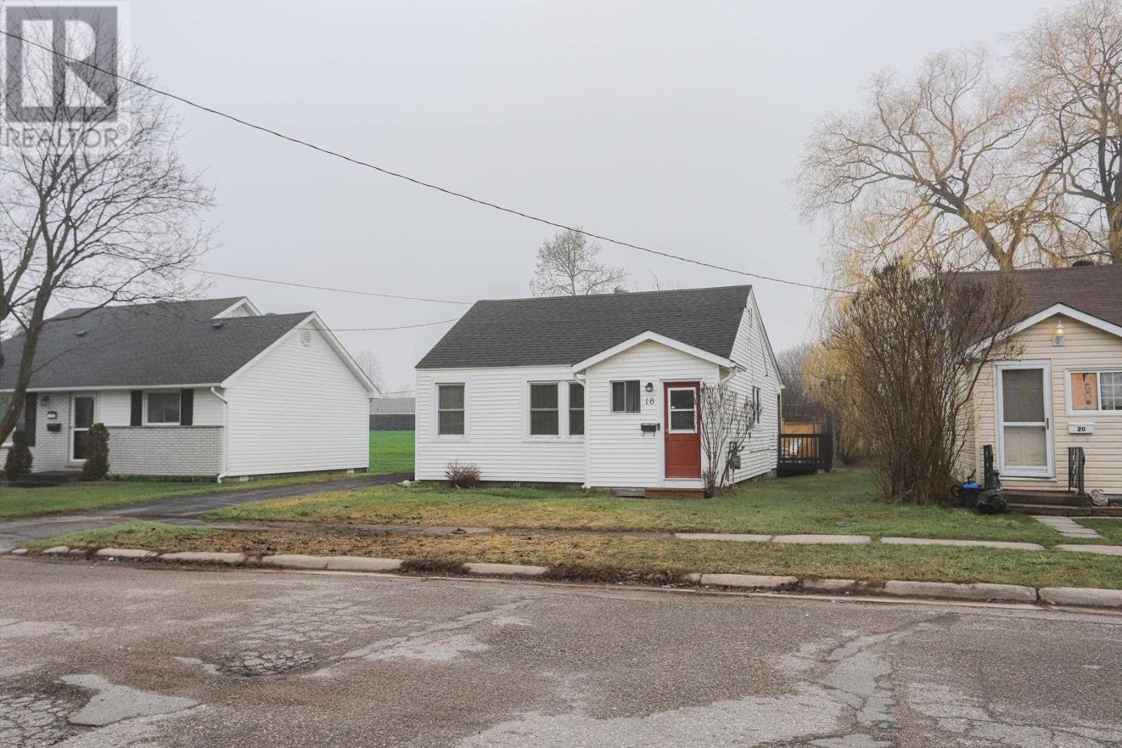 16 Montgomery AVE, Sault Ste. Marie, Ontario, P6B1M5 — Photo 2