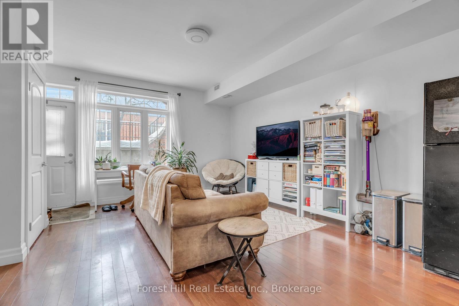 #104 555 KING STREET E - 3