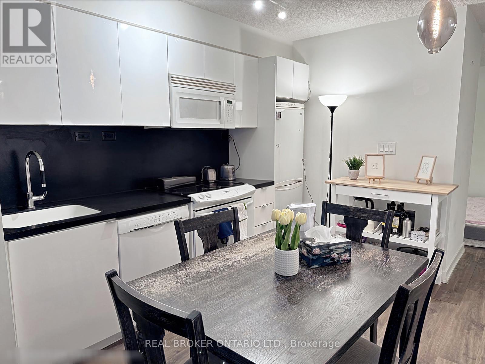 #857 10 CAPREOL COURT - 11