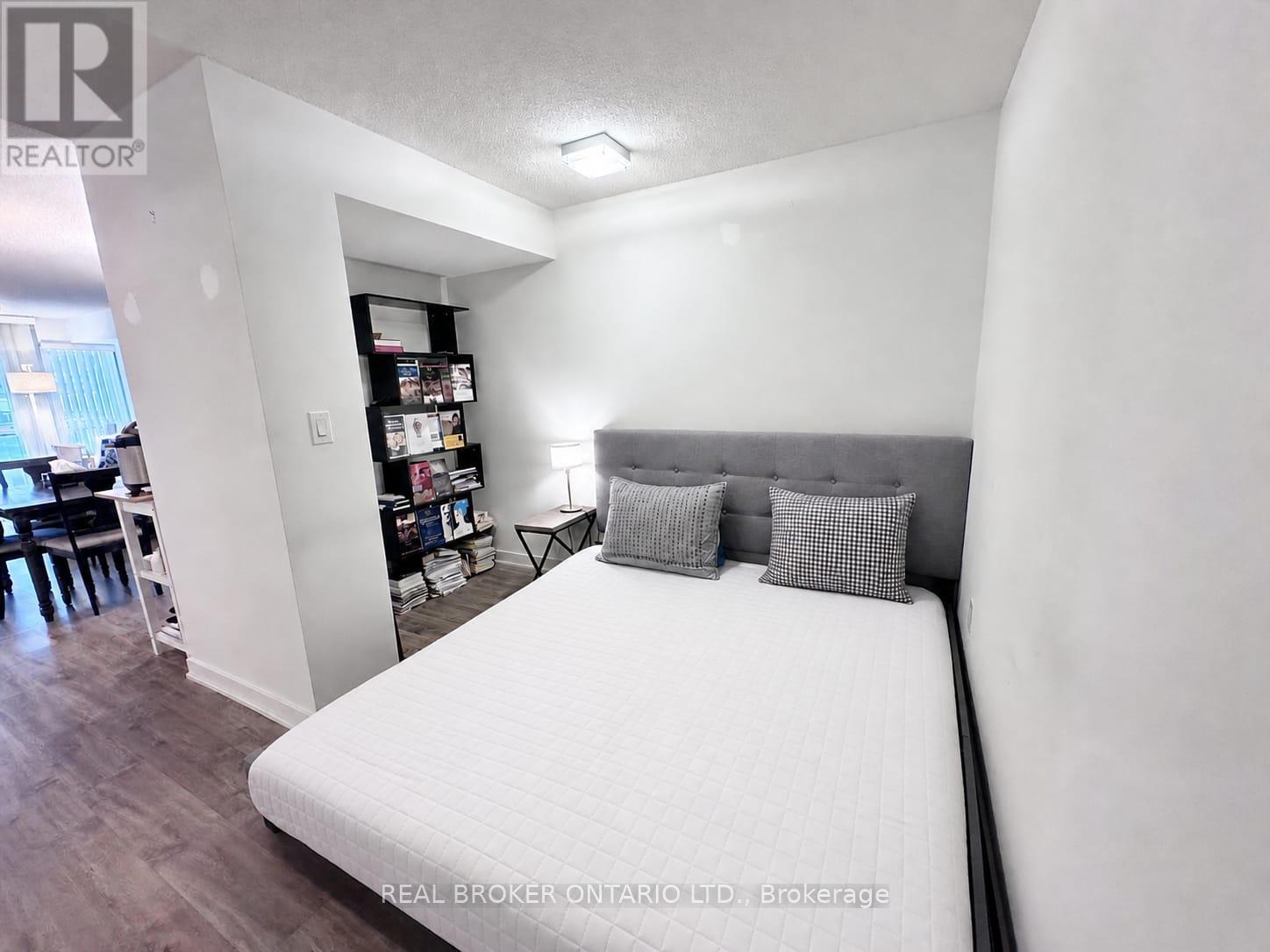 #857 10 CAPREOL COURT - 6