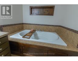 3016 118 Highway, Bracebridge, ON P1L1X1 Photo 17