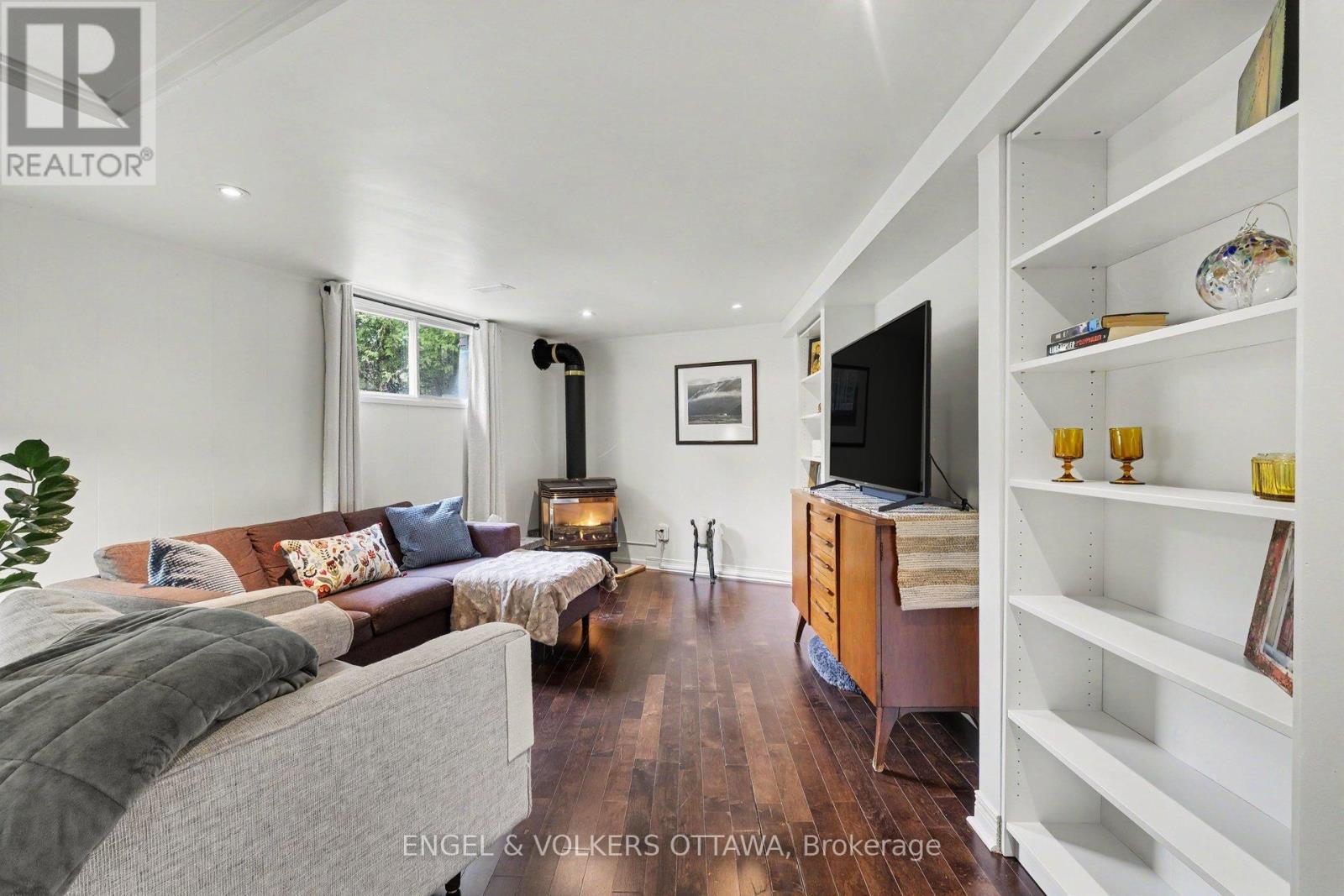 121 GRENFELL CRESCENT - 34