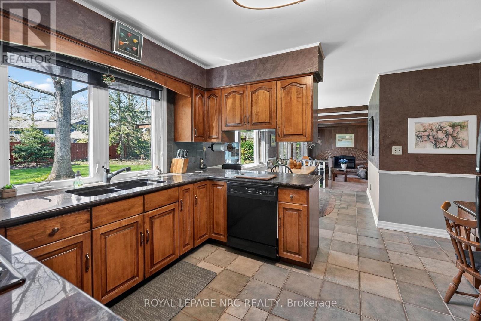 10 BRIARFIELD CRESCENT - 12