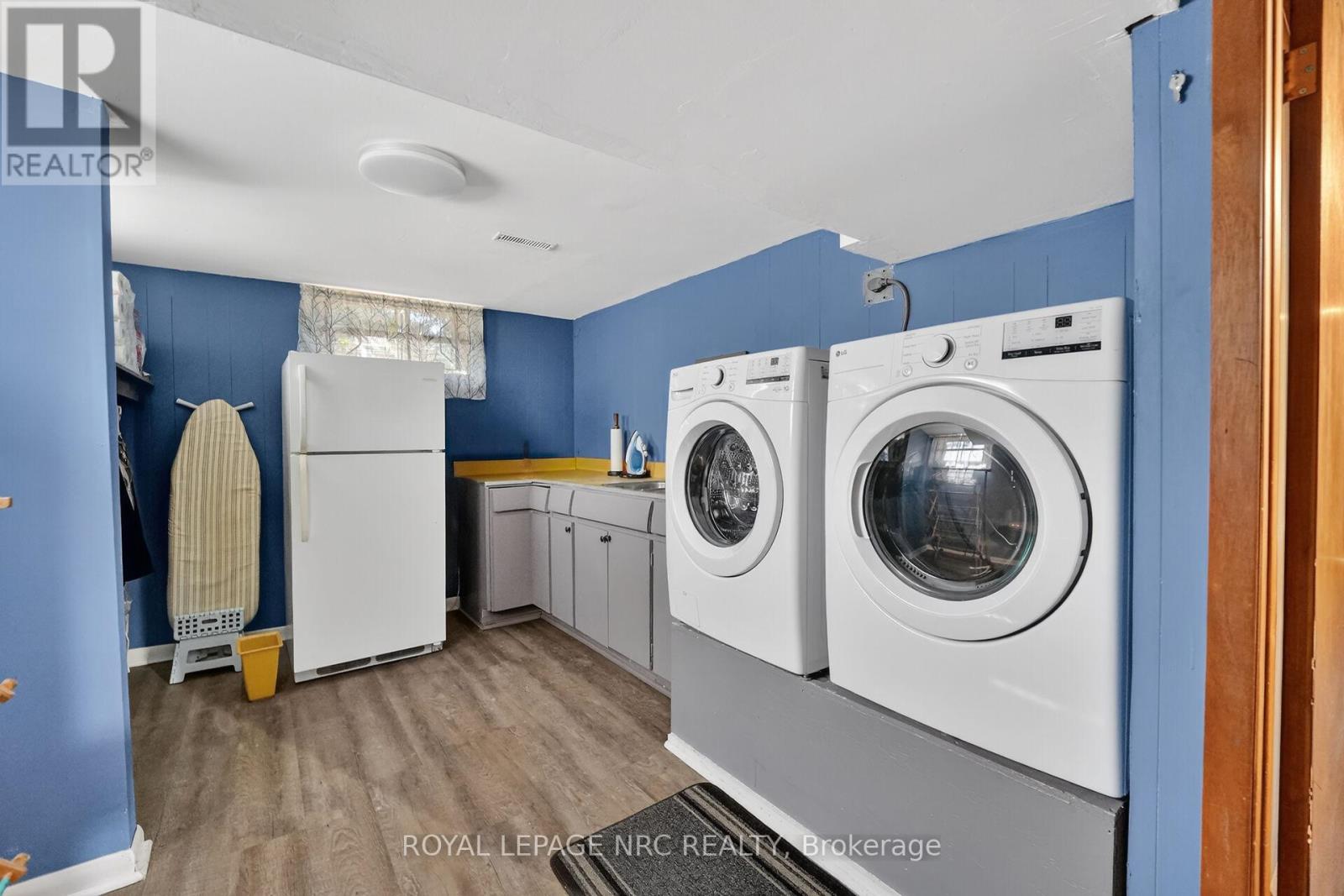 10 BRIARFIELD CRESCENT - 36