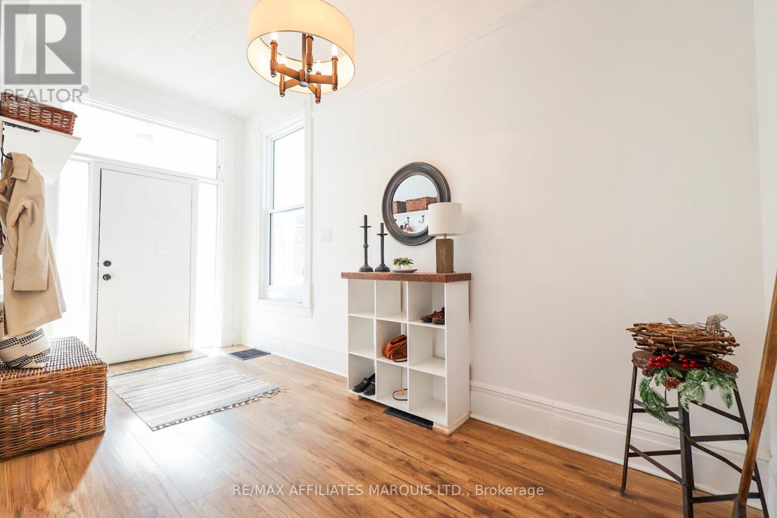 11 ELGIN STREET E - 11