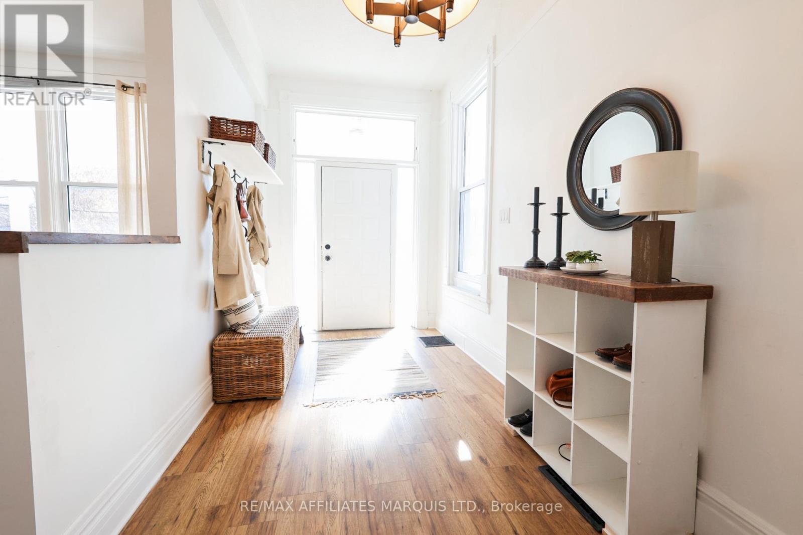 11 ELGIN STREET E - 10