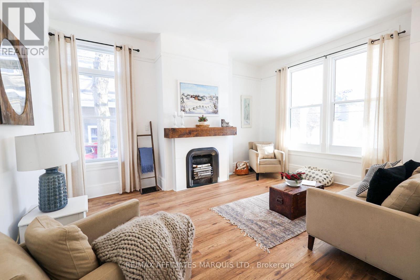 11 ELGIN STREET E - 12