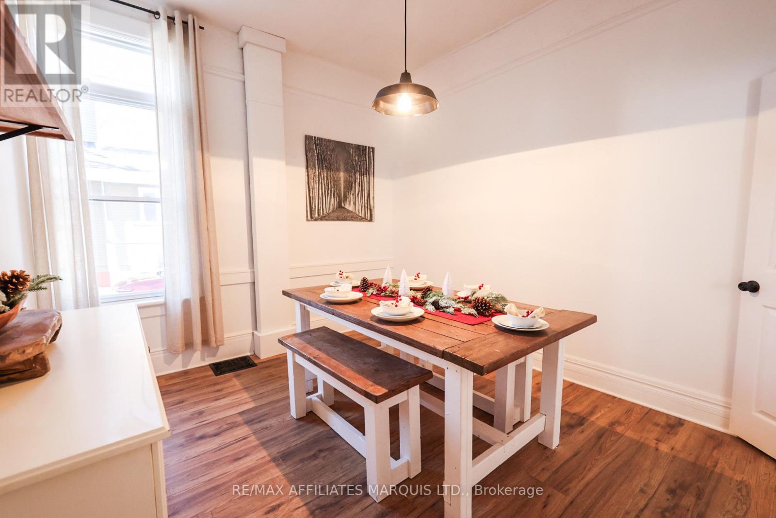 11 ELGIN STREET E - 17