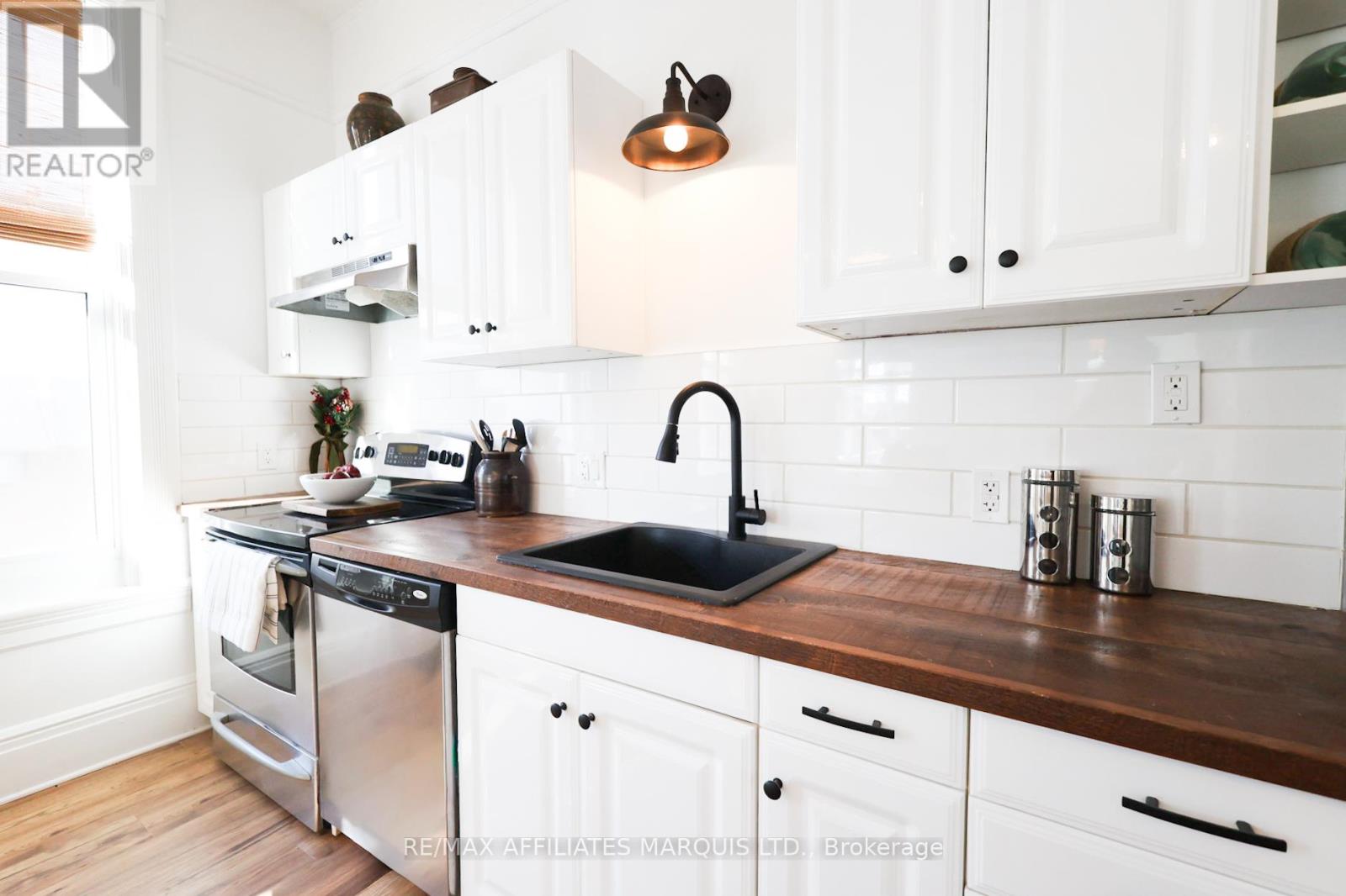 11 ELGIN STREET E - 21